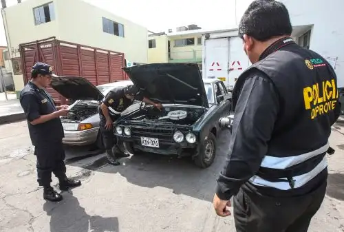 Para certificar la autenticidad del vehículo nuestros peritos verifican los números de identificación vehicular del fabricante, así como la serie numérica del chasis y de la placa de rodaje, señala el jefe de Diprove. Foto: ANDINA / Juan Carlos Guzmán