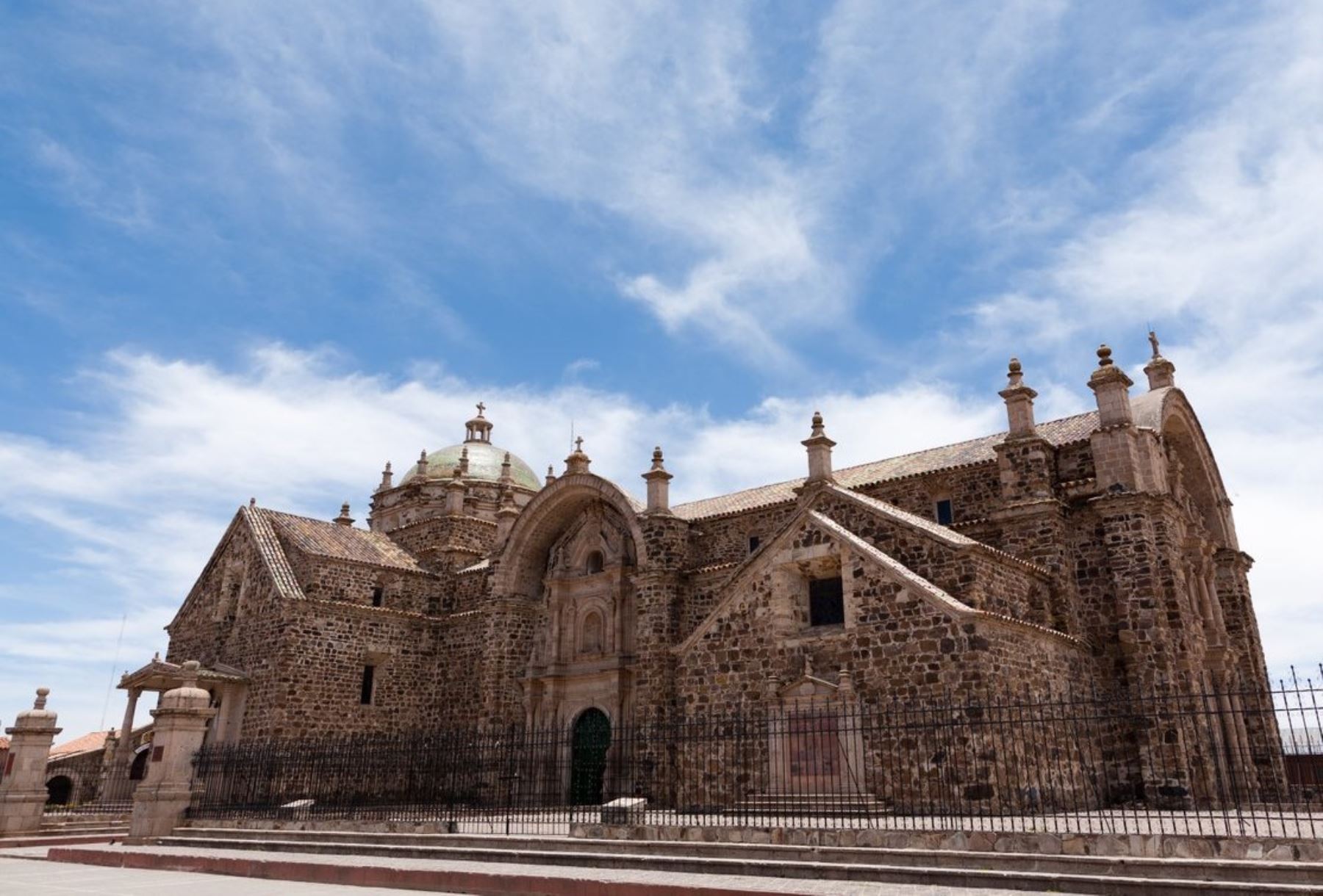 Sismo causó algunos daños en templo histórico Santiago Apóstol de Lampa, en Puno. Foto: Twitter
