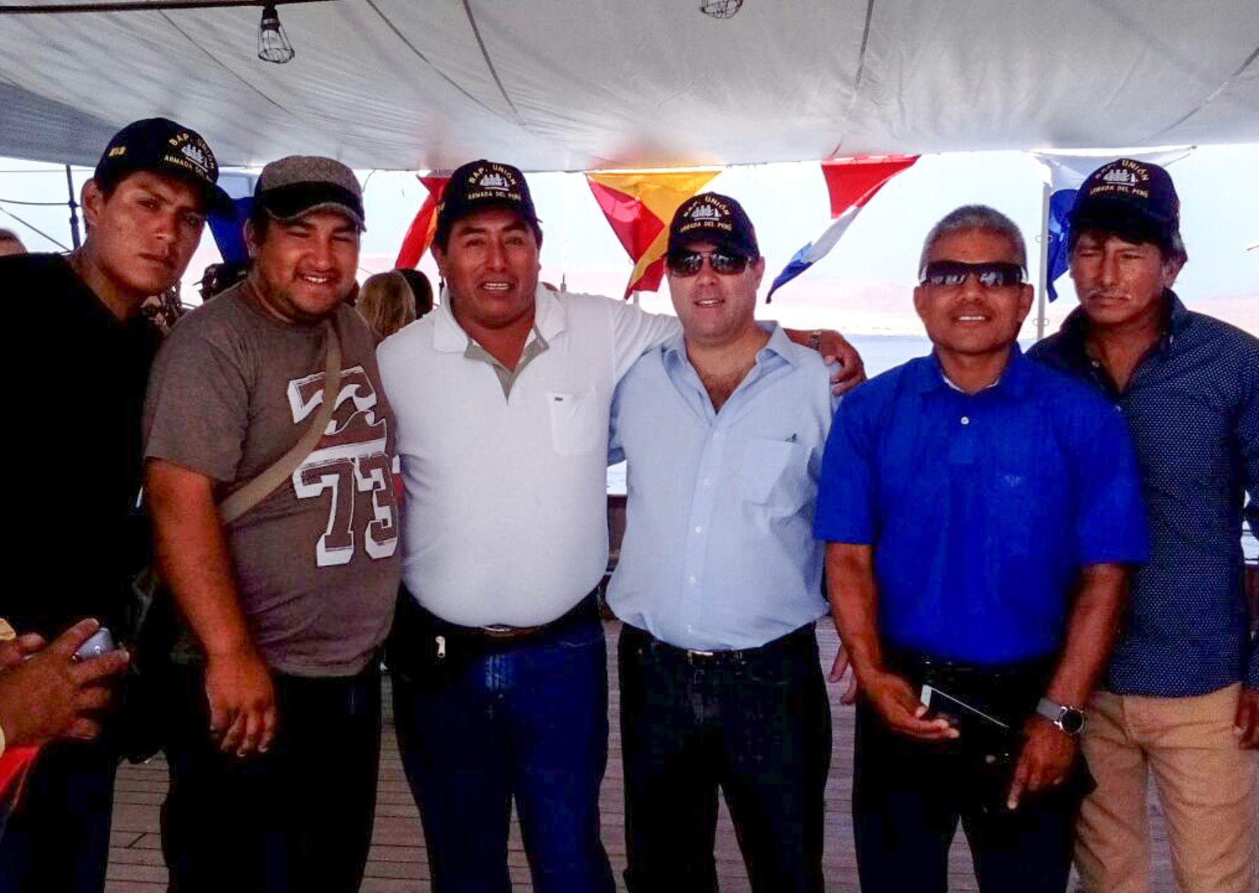 Ministro Giuffra junto a pescadores artesanales de Paracas.