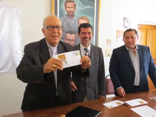 Incluyen fotografía y sello postal de los tres santos martes de Chimbote. ANDINA