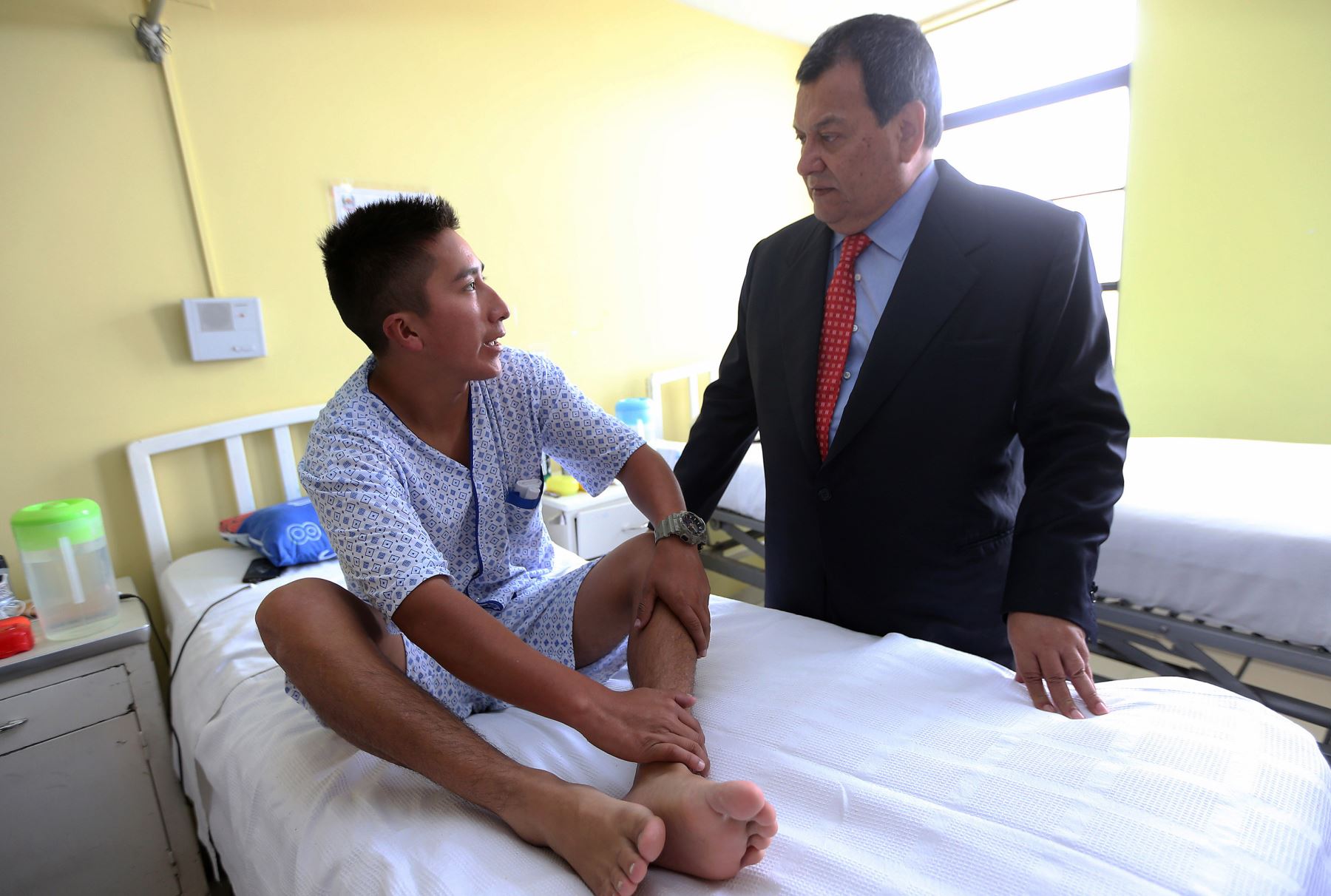 Ministro de Defensa, Jorge Nieto Montesinos, visitó a personal militar mordido por murciélagos en el Vraem.