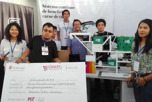 Estudiantes inventan una máquina para pelar cuyes en Huancayo