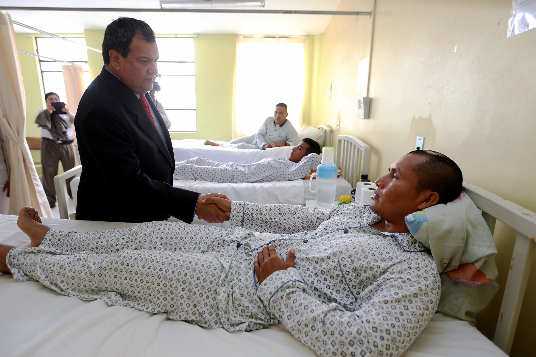 Ministro de Defensa, Jorge Nieto Montesinos, visitó a personal militar mordido por murciélagos en el Vraem.