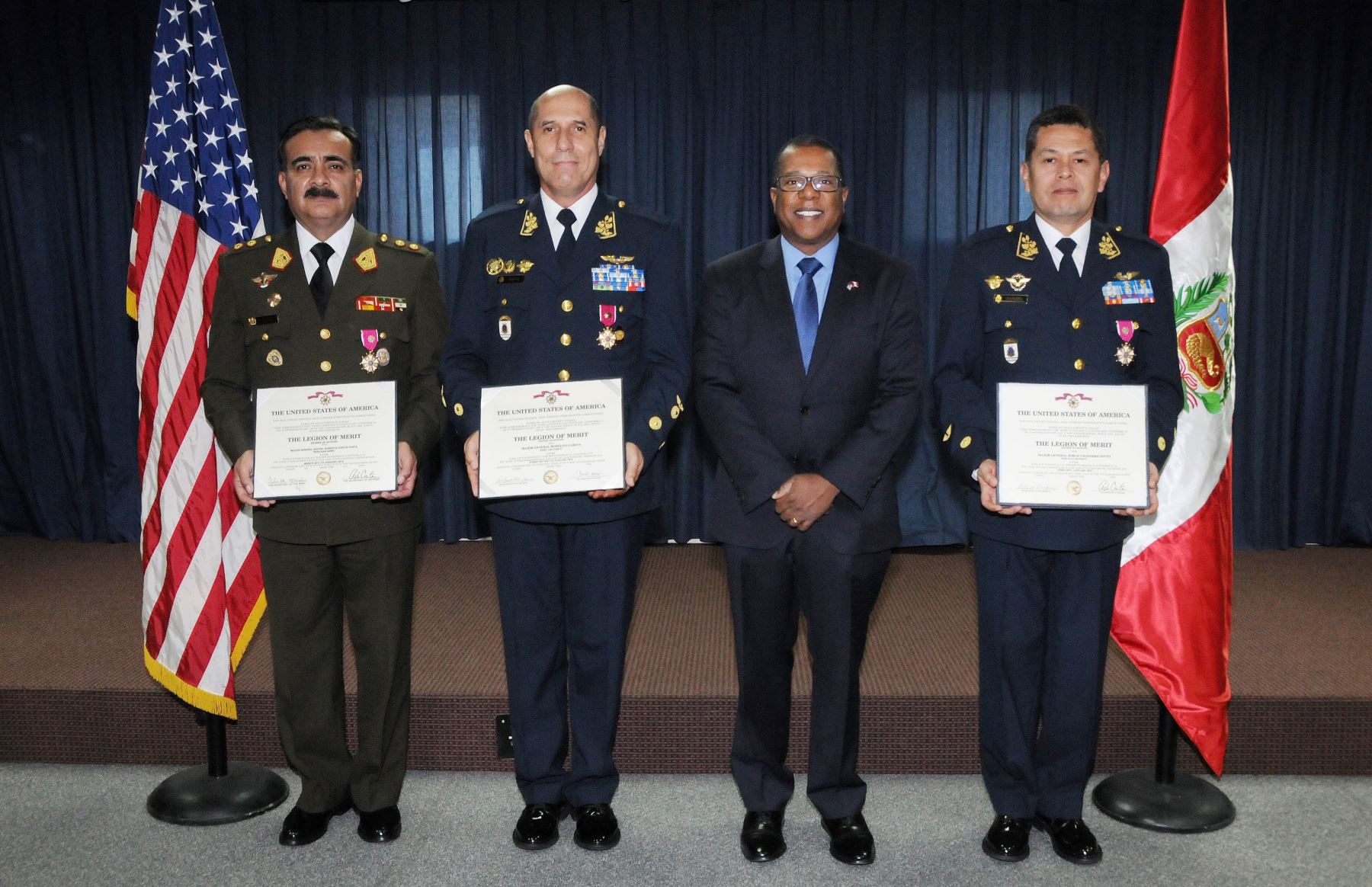 Embajador de los Estados Unidos Brian A. Nichols condecoró con la medalla Legión de Mérito a tres oficiales de las Fuerzas Armadas del Perú