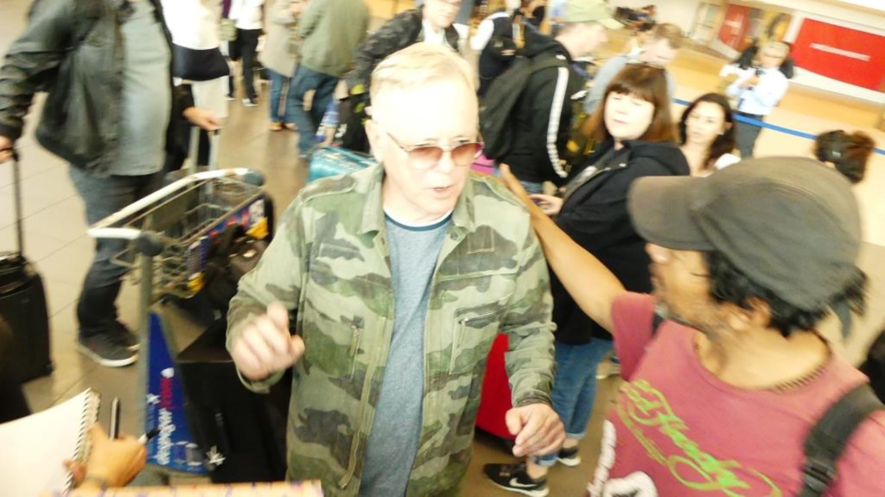Asì llegaron los integrantes de New Order a Lima.