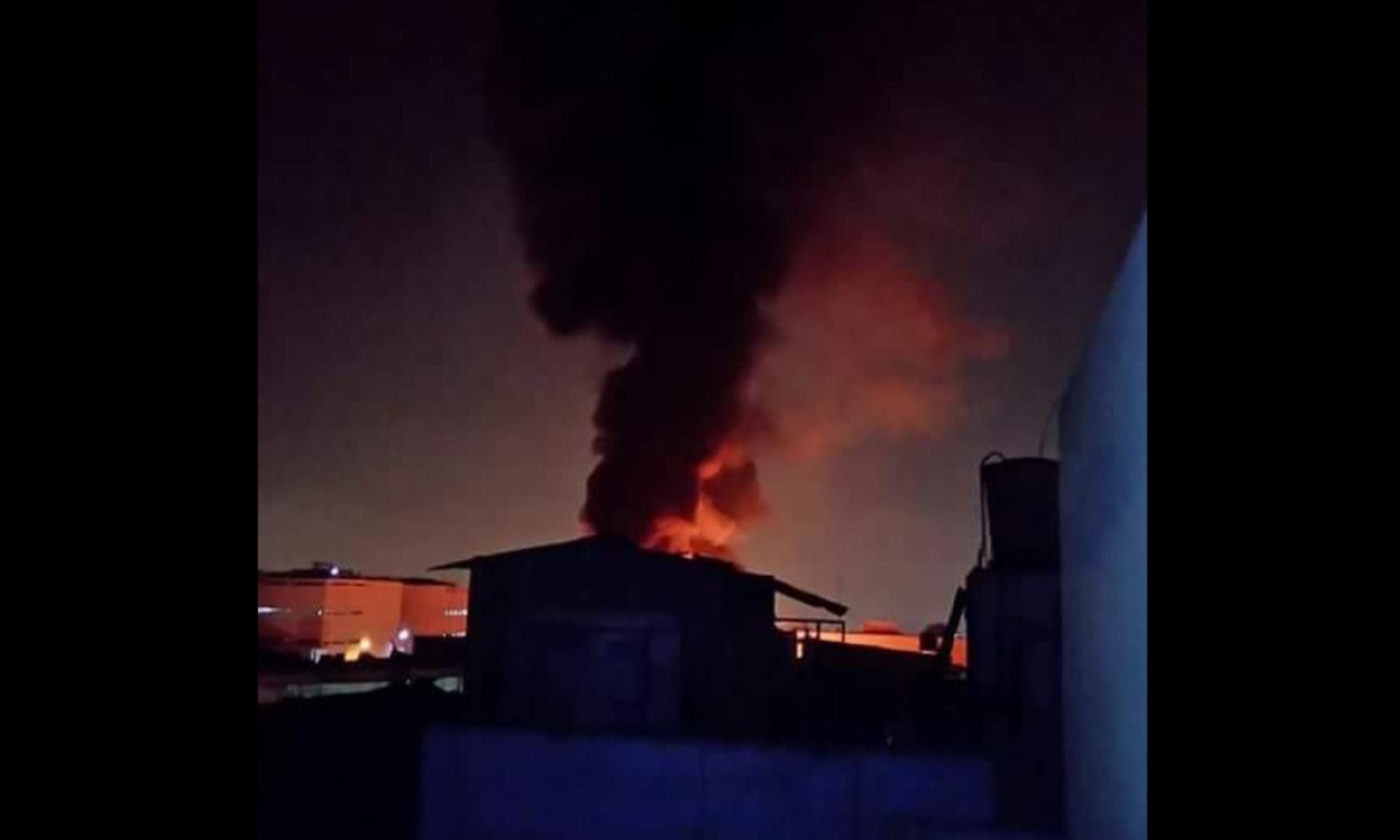 Bomberos intentan controlar pavoroso incendio en fábrica de pinturas en Ate. Foto: Redes sociales.