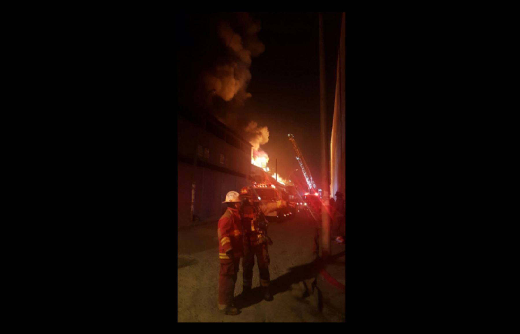 Bomberos intentan controlar pavoroso incendio en fábrica de pinturas en Ate. Foto: Redes sociales.