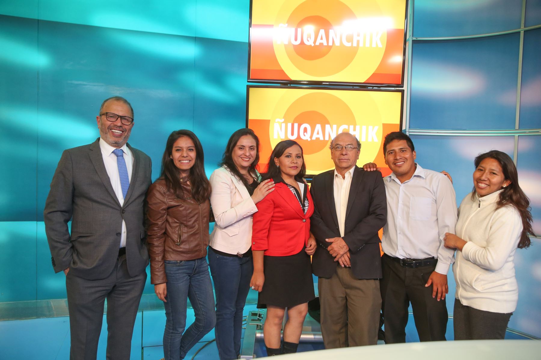 Presidente Ejecutivo de IRTP, Hugo Coya, junto al equipo que saca adelante  "Ñuqanchik", el primer noticiero en quechua en el Perú. ANDINA/Vidal Tarqui