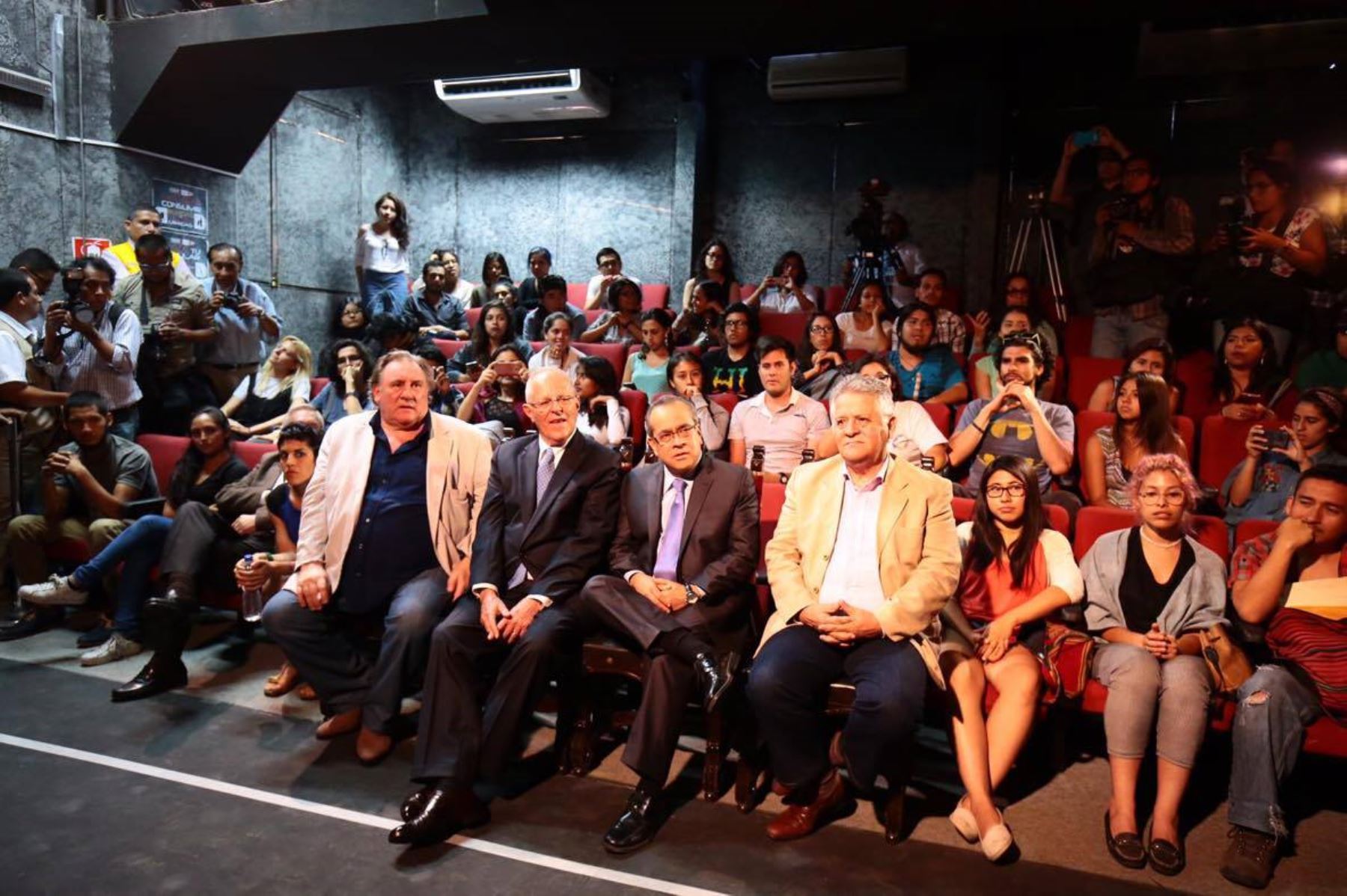 Presidente Pedro Pablo Kuczysnki participó en encuentro artístico junto a actor Gerard Depardieu.