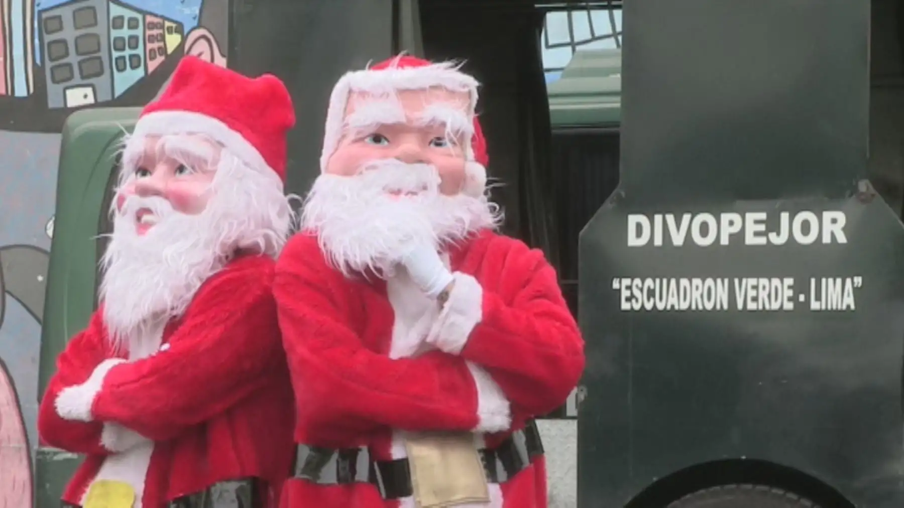 Policías disfrazados de Papa Noel Foto: EFE