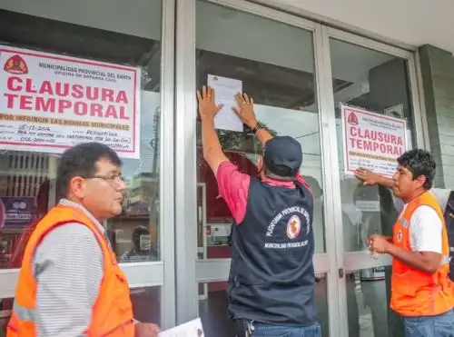 La Oficina de Defensa Civil de la Municipalidad Provincial del Santa, clausuró el Cine Bahía de Chimbote, lugar histórico de esta ciudad ancashina, debido a que carece del respectivo certificado de inspección técnica en seguridad de edificaciones.