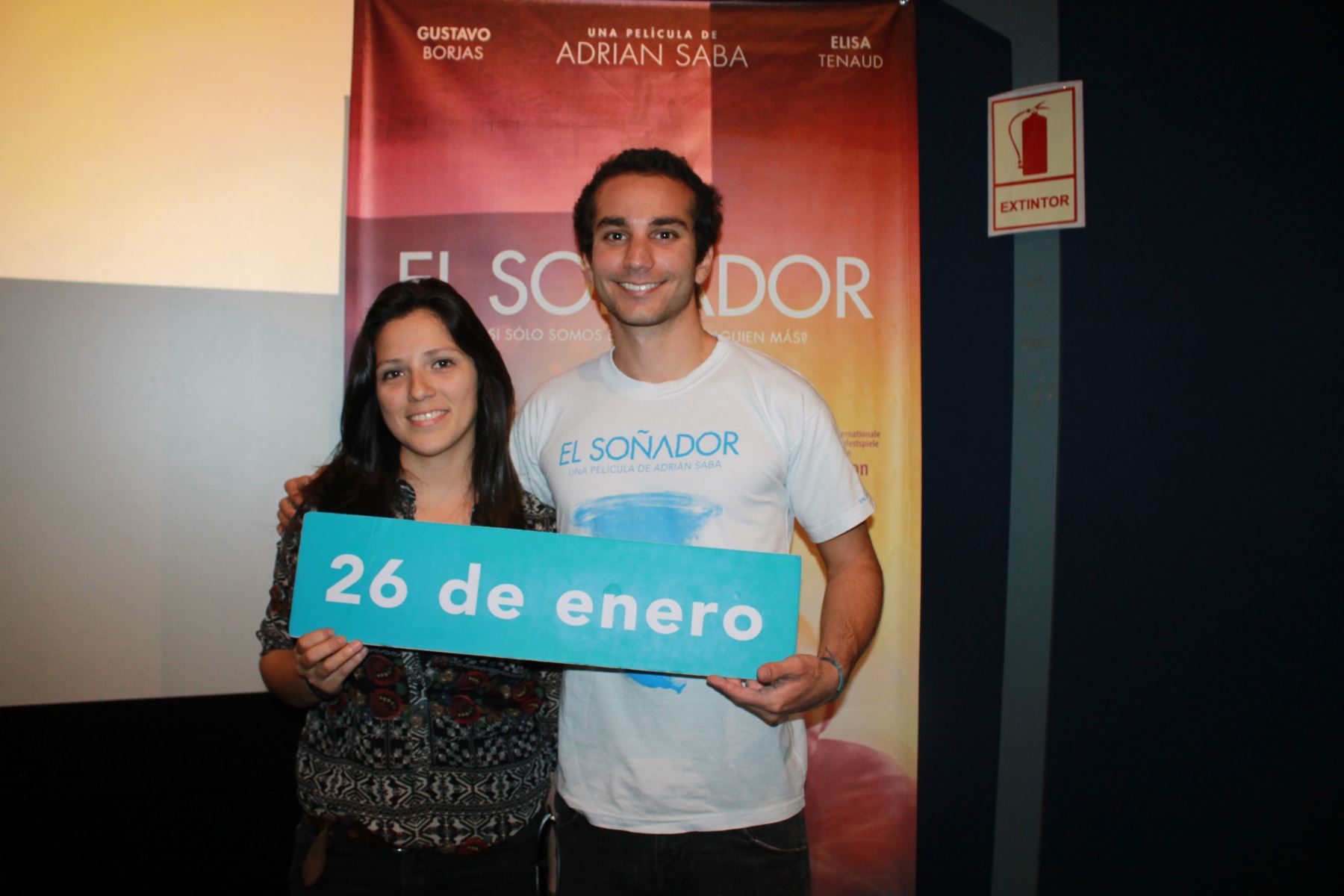 Francesca Canepa, ganadora del concurso, junto a Adrian Saba, director de El Soñador. Difusión
