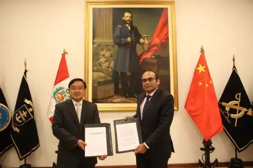 Embajador de la República Popular China en nuestro país, Jia Guide y el viceministro de Políticas para la Defensa, embajador Librado Orozco Zapata. Foto: Difusión.