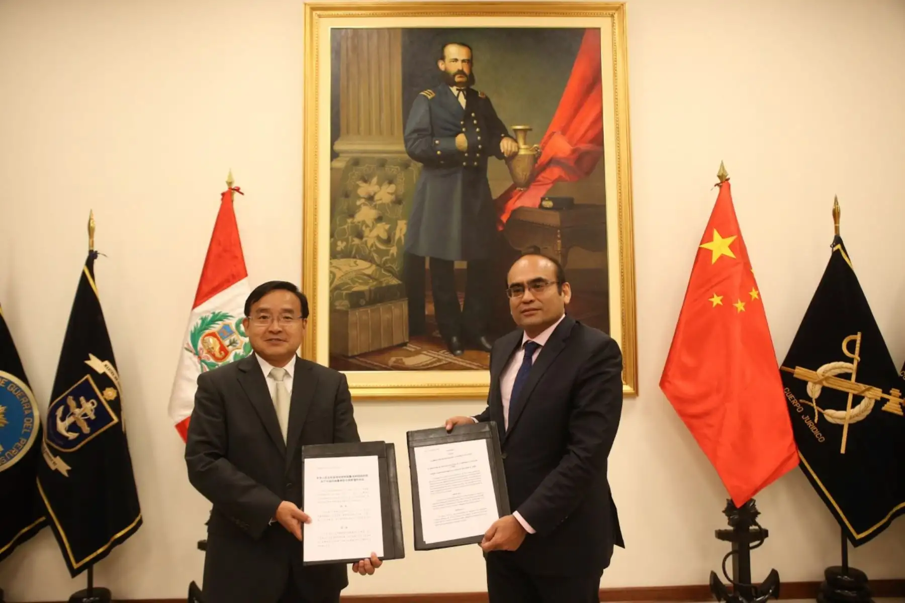 Embajador de la República Popular China en nuestro país, Jia Guide y el viceministro de Políticas para la Defensa, embajador Librado Orozco Zapata. Foto: Difusión.