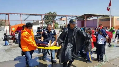 La Subgerencia de Defensa Civil de la Municipalidad Distrital de Nuevo Chimbote ejecutó hoy un simulacro por intensas precipitaciones pluviales, en colegios ubicados en zonas vulnerables del distrito, ante el próximo inicio de la temporada de lluvias.