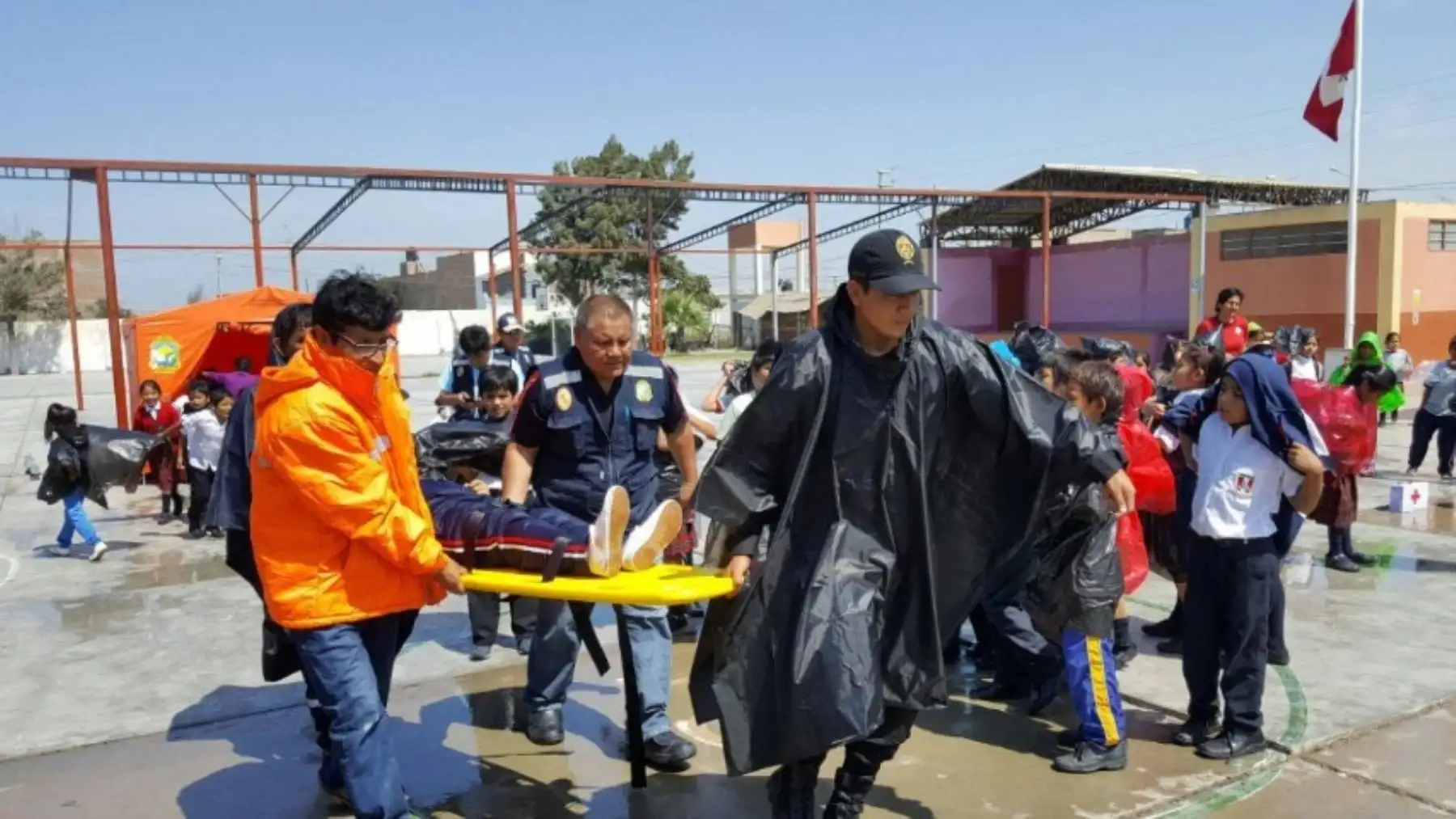 La Subgerencia de Defensa Civil de la Municipalidad Distrital de Nuevo Chimbote ejecutó hoy un simulacro por intensas precipitaciones pluviales, en colegios ubicados en zonas vulnerables del distrito, ante el próximo inicio de la temporada de lluvias.