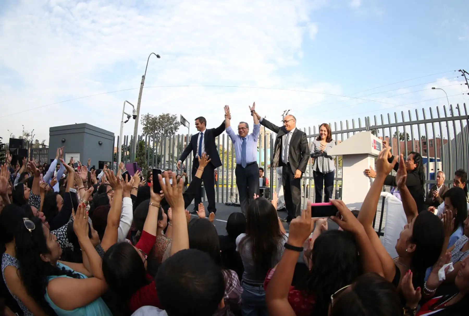 El Congreso censuró al ministro de Educación, Jaime Saavedra, por supuestos actos de corrupción detectados en la compra de computadoras. El Ejecutivo lamentó la censura y acusó al fujimorismo de hacer uso arbitrario de su mayoría.Foto: MINEDU