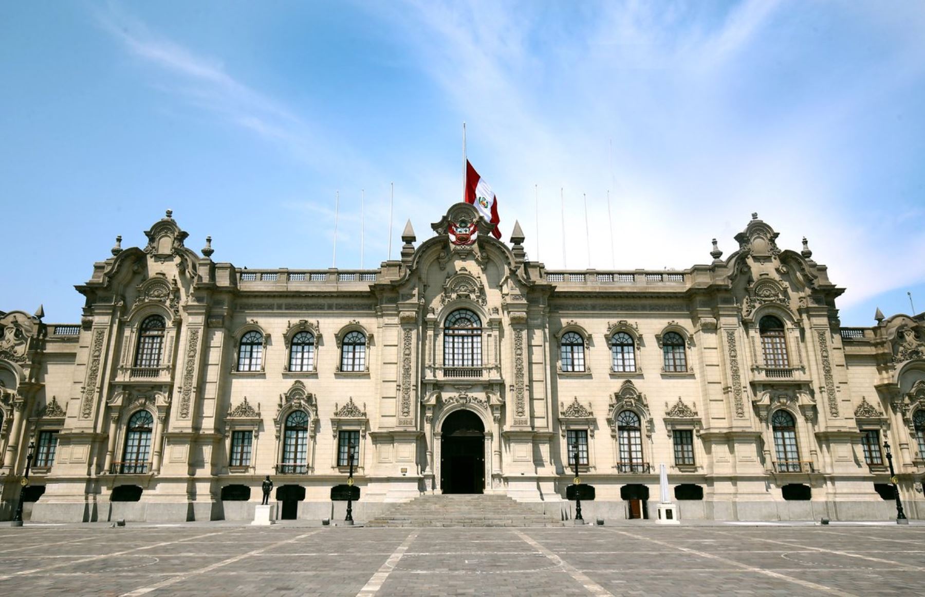 Bandera Nacional a media asta en Palacio de Gobierno.