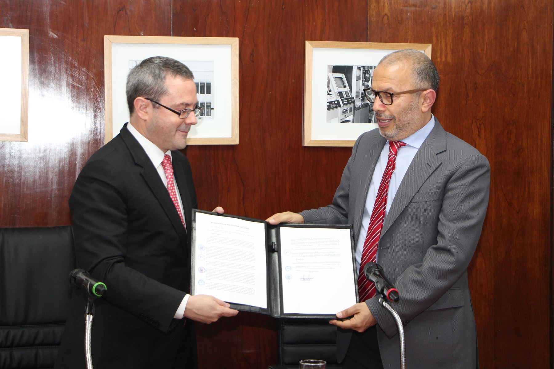 El presidente ejecutivo del Instituto Nacional de Radio y Televisión del Perú, Hugo Coya Honores, recibe la Resolución de Inicio de manos del presidente ejecutivo de SERVIR, Juan Cortés Carcelén. Difusión