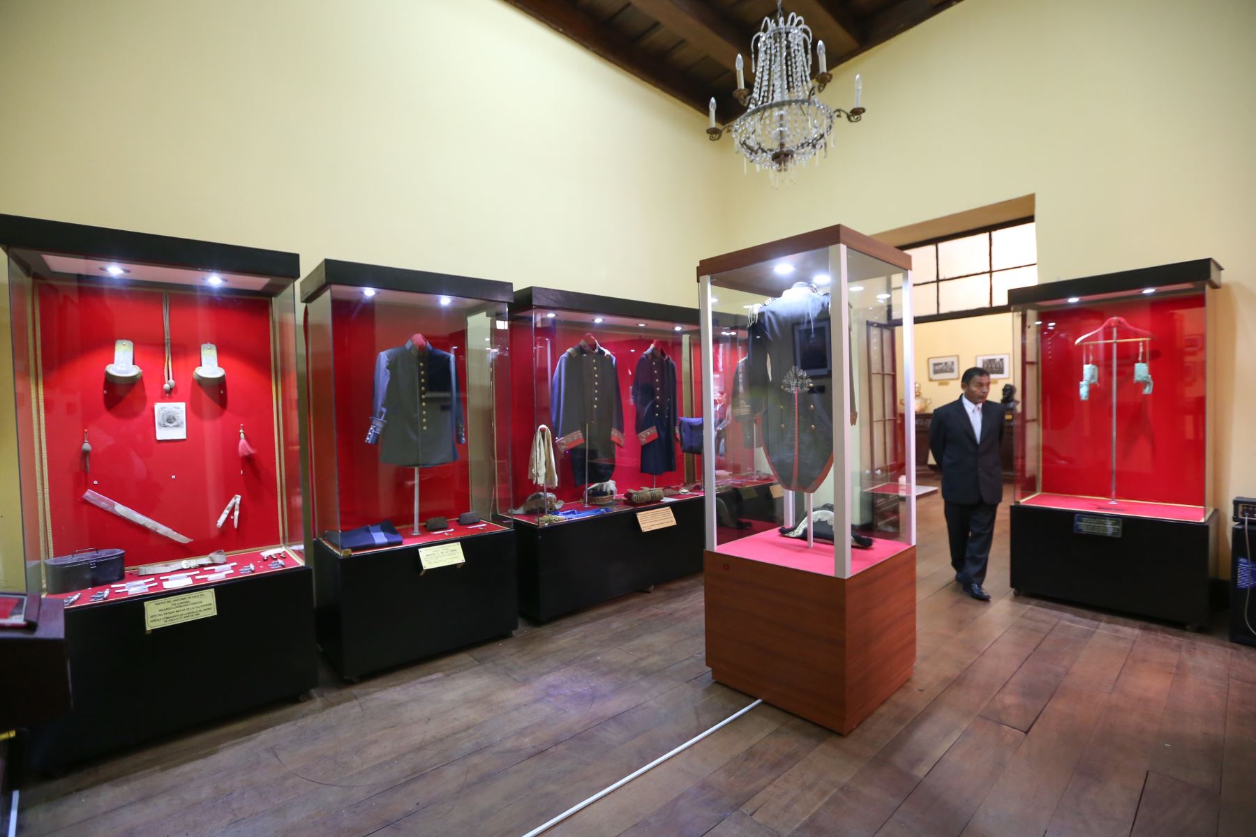 ANDINA/Dante Zegarra Uniformes de diversos combatientes del Morro de Arica se exhiben en el museo.