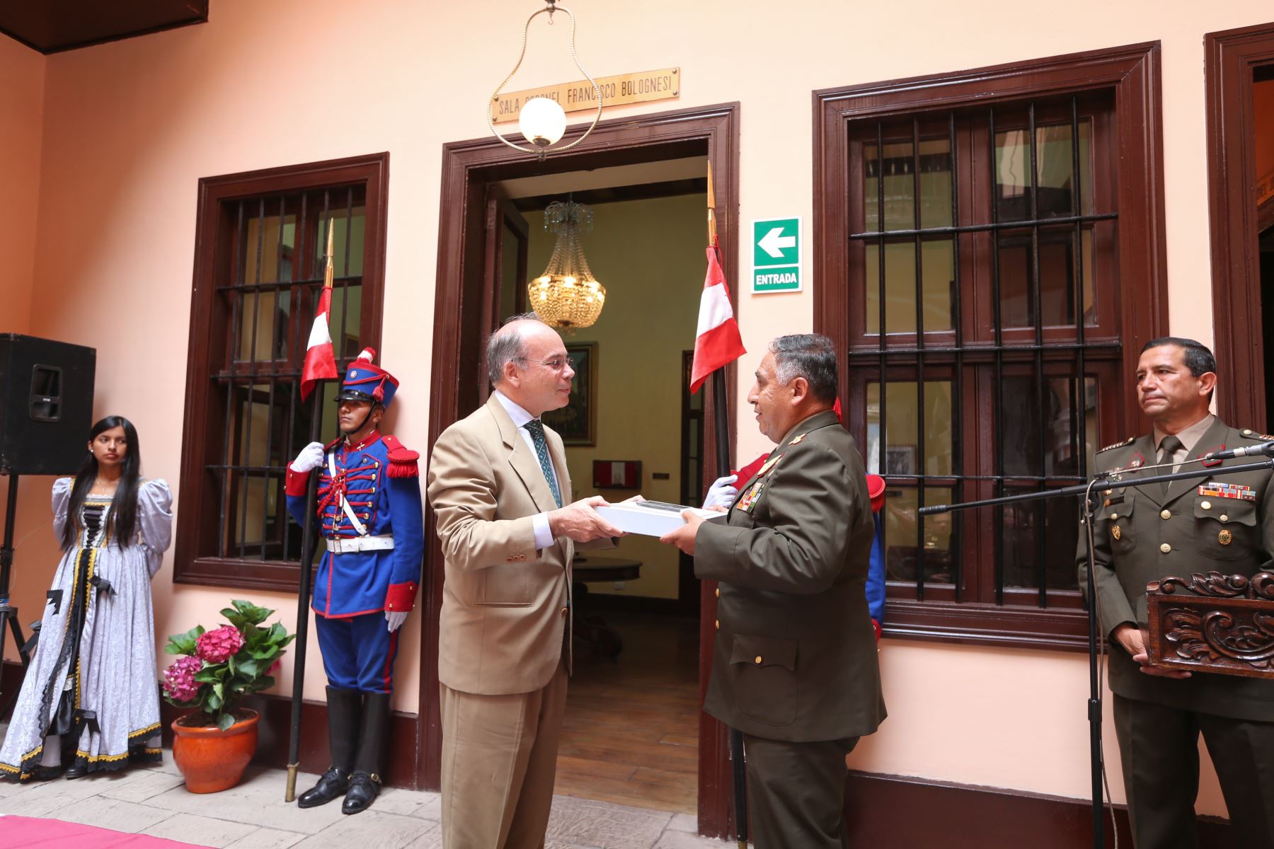 ANDINA/Dante Zegarra El comandante general del Ejército recibió las cartas restauradas de Bolognesi.