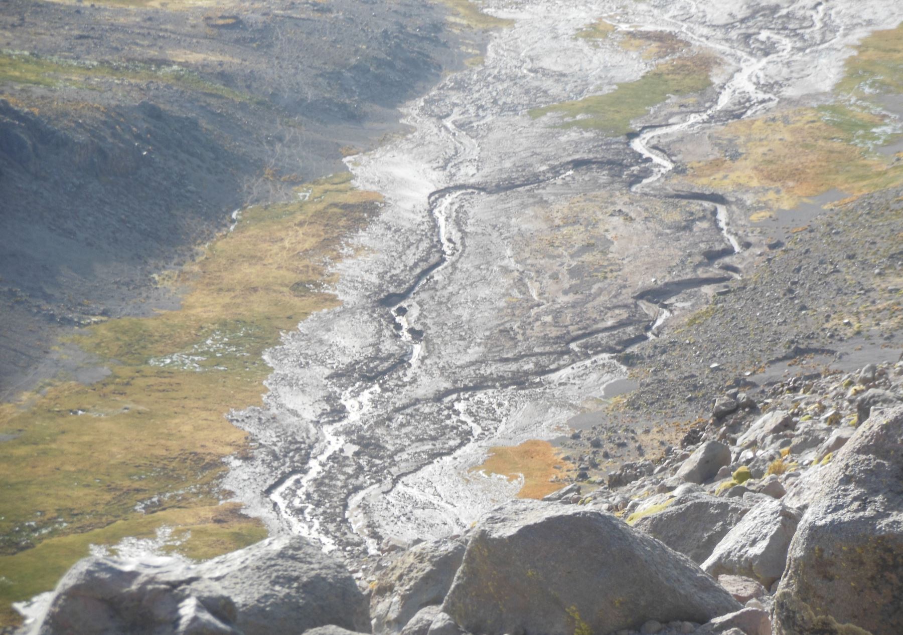 Deshielos del nevado Coropuna causan huaico que afectó canales de riego en zonas altas de Arequipa. ANDINA/Difusión