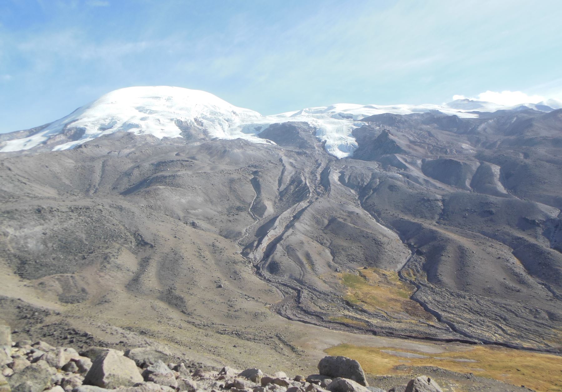 Deshielos del nevado Coropuna causan huaico que afectó canales de riego en zonas altas de Arequipa.