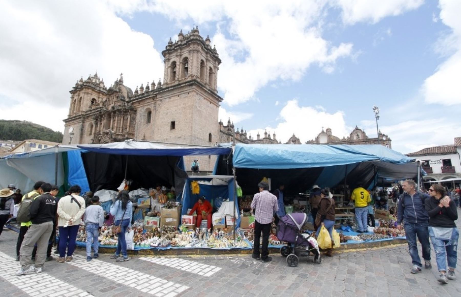 Desde esta madrugada y bajo un clima agradable se inició la tradicional feria de Santurantikuy o compra de santos, en la plaza de armas de la ciudad del Cusco, con la participación de maestros de la artesanía y campesinos que arribaron de todas las provincias de esta región.
