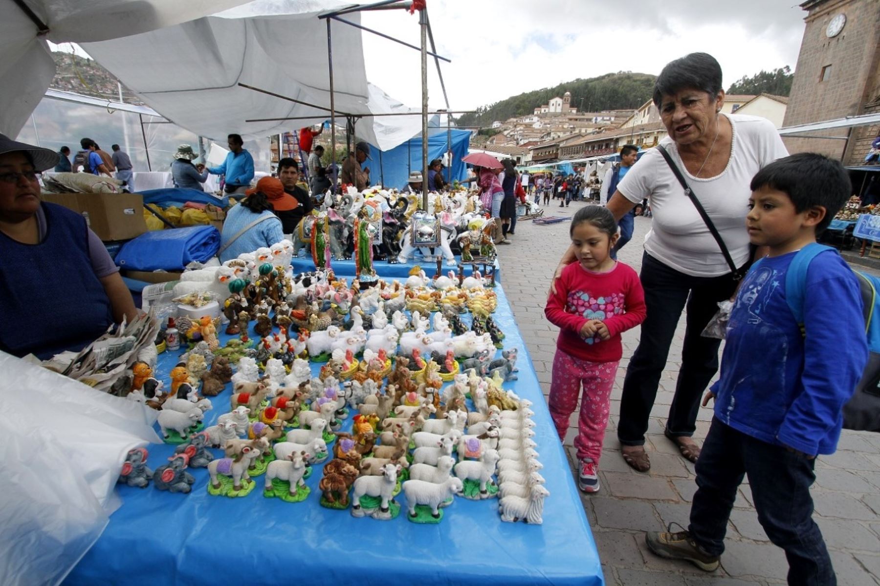 Desde esta madrugada y bajo un clima agradable se inició la tradicional feria de Santurantikuy o compra de santos, en la plaza de armas de la ciudad del Cusco, con la participación de maestros de la artesanía y campesinos que arribaron de todas las provincias de esta región.