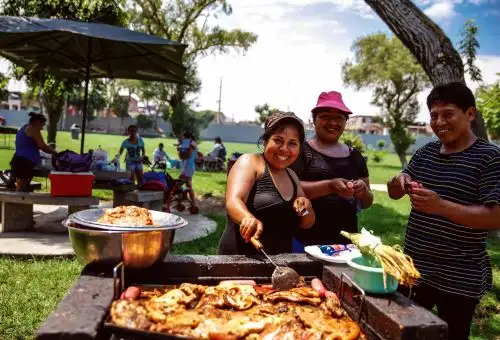Los nitritos son compuestos químicos utilizados como conservantes en los embutidos —como el jamón, tocino o las salchichas— para evitar que los alimentos se descompongan. Sin embargo, al exponerse a temperaturas elevadas, estos se transforman en nitrosaminas, sustancias con alto potencial cancerígeno. Foto: ANDINA