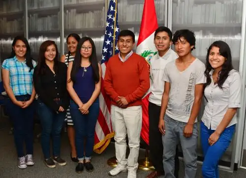 Ocho jóvenes estudiantes universitarios son becados por la Embajada de EE.UU. para participar en Programa de Intercambio