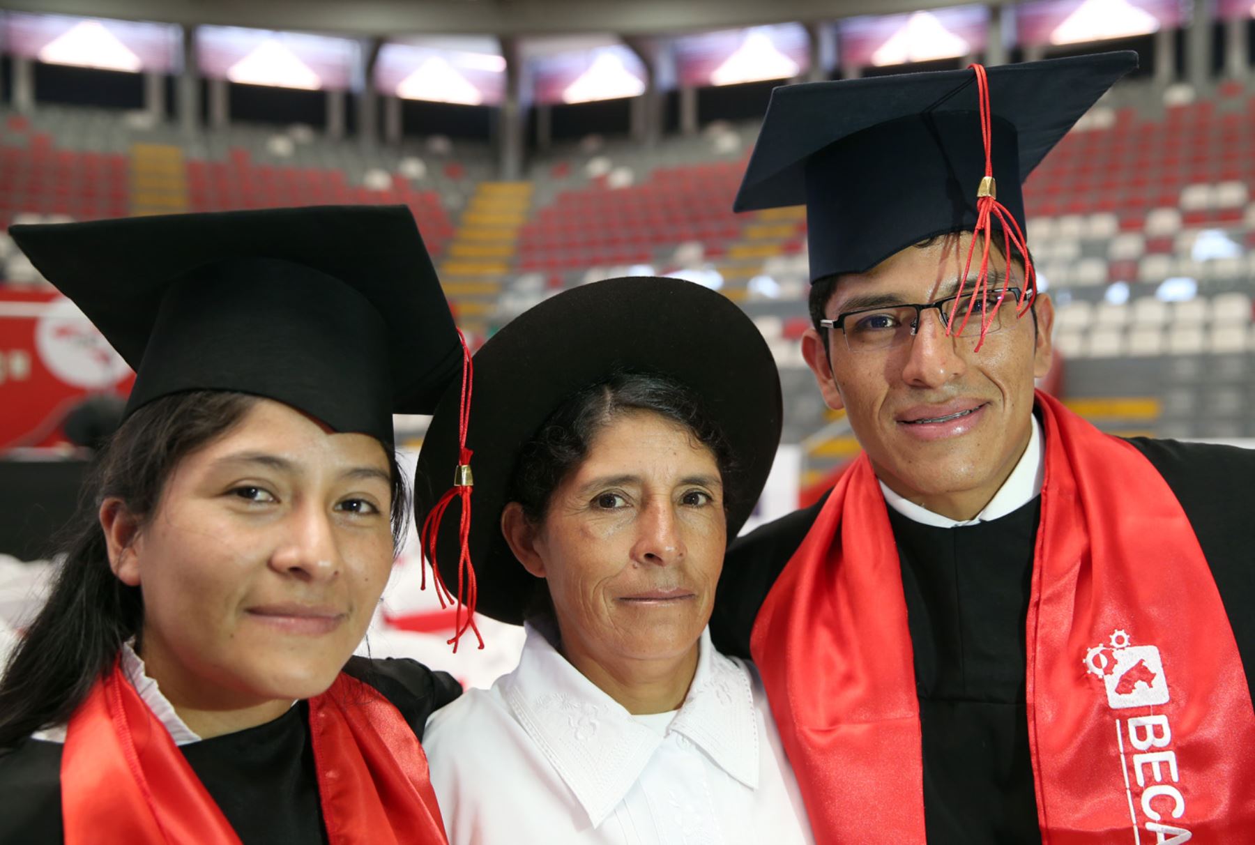 Sebastiana Díaz y sus hijos graduados de Beca 18. Foto: ANDINA/Dante Zegarra