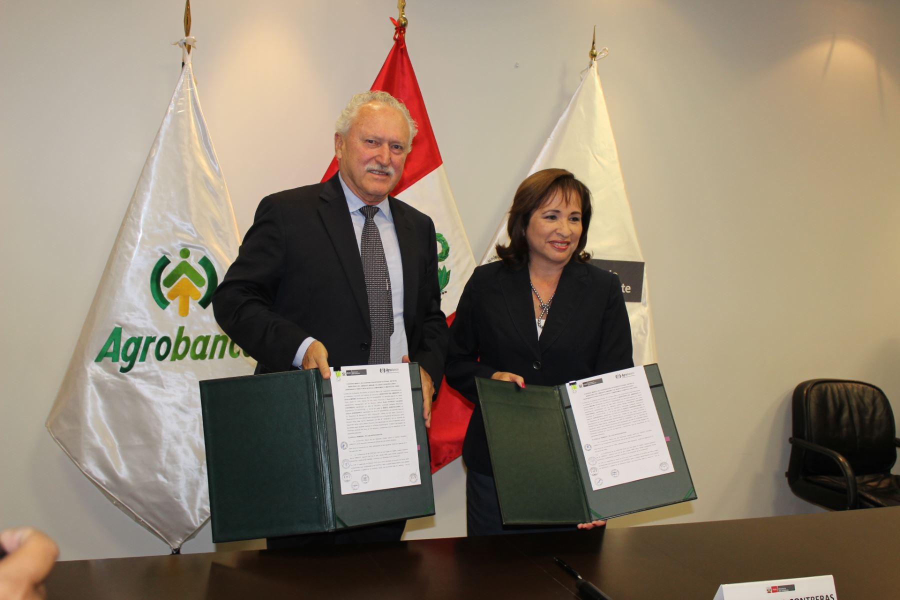 ministra del Ambiente, Elsa Galarza; y presidente de Agrobanco, Richard Hale, firman convenio para impulsar financiamiento en sectores forestal y agropecuario.