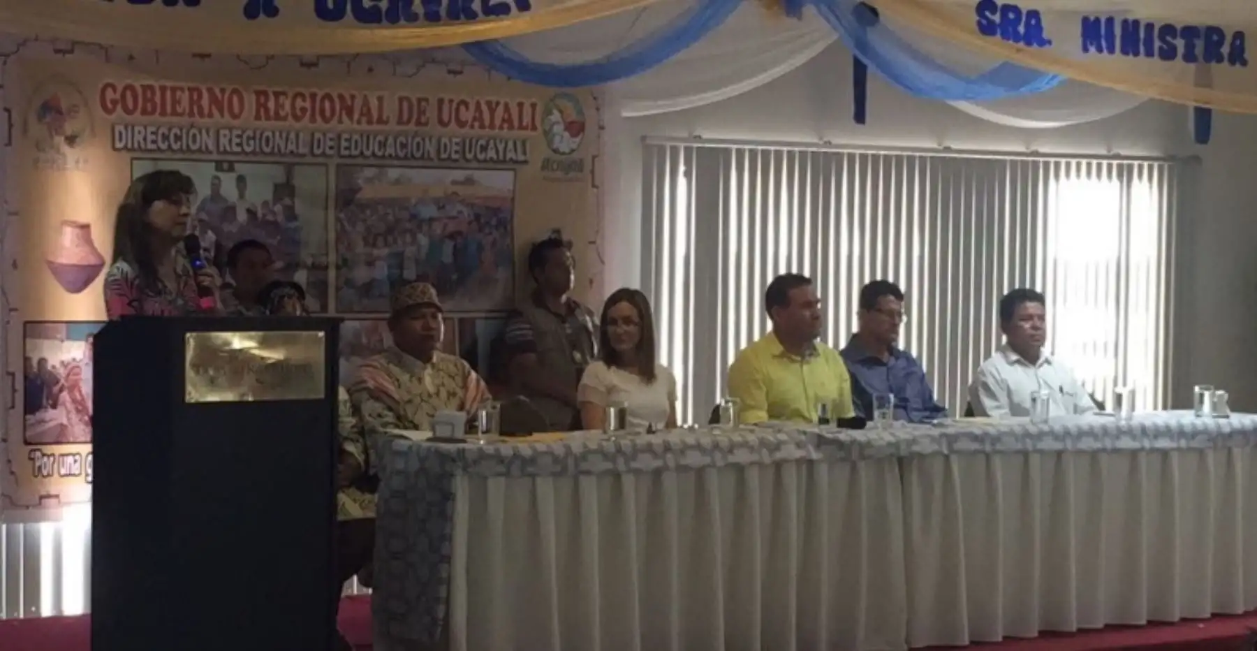 La ministra de Educación, Marilú Martens, presentó hoy en la región Ucayali el Plan Nacional de Educación Intercultural Bilingüe (EIB), documento de gestión que considera todos los componentes y ejes de la política en esta modalidad educativa, y que plantea metas, resultados, estrategias e indicadores de ejecución hasta el 2021.