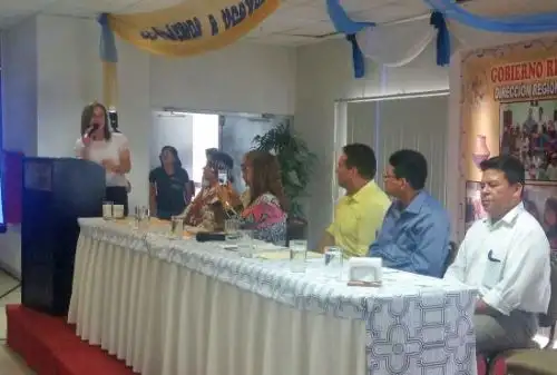 La ministra de Educación, Marilú Martens, presentó hoy en la región Ucayali el Plan Nacional de Educación Intercultural Bilingüe (EIB), documento de gestión que considera todos los componentes y ejes de la política en esta modalidad educativa, y que plantea metas, resultados, estrategias e indicadores de ejecución hasta el 2021.