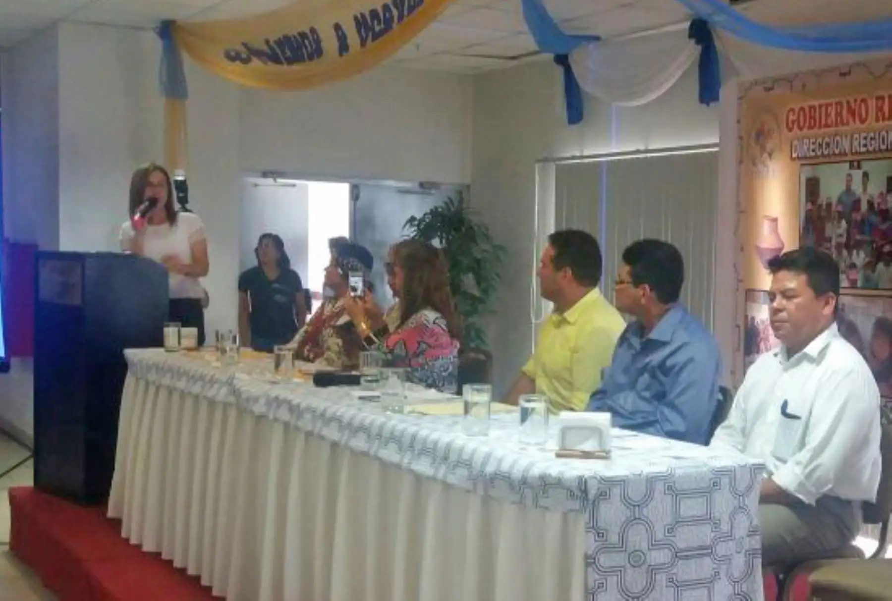 La ministra de Educación, Marilú Martens, presentó hoy en la región Ucayali el Plan Nacional de Educación Intercultural Bilingüe (EIB), documento de gestión que considera todos los componentes y ejes de la política en esta modalidad educativa, y que plantea metas, resultados, estrategias e indicadores de ejecución hasta el 2021.