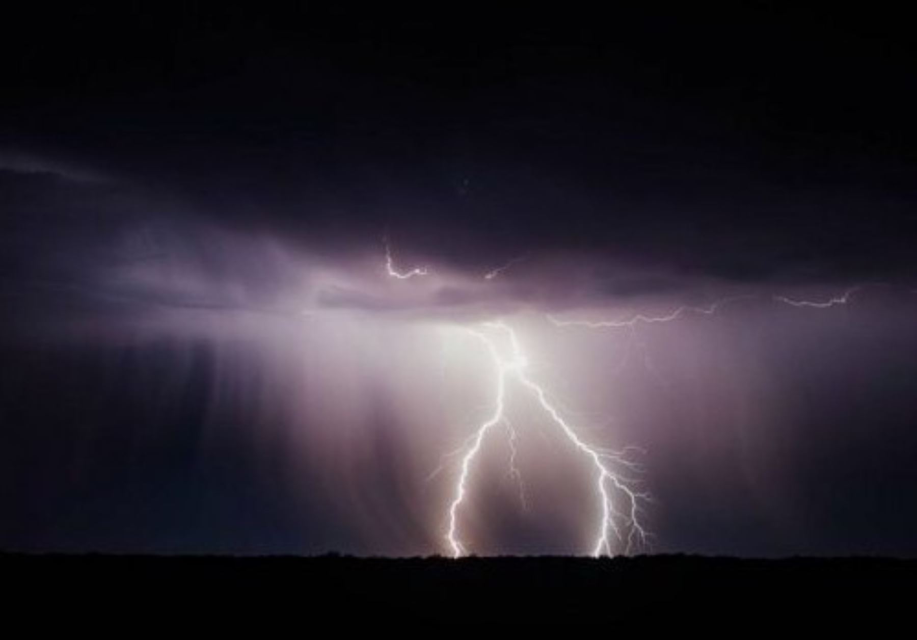 La provincia de Sullana, en Piura, soportó una lluvia extrema que se presentó acompañada de tormenta eléctrica. INTERNET/Medios