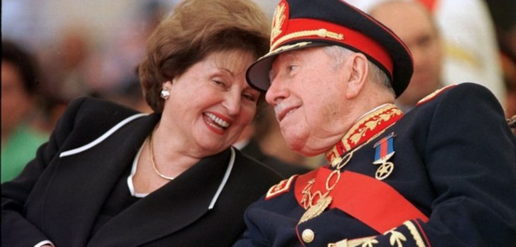 Lucía Hiriart junto a Augusto Pinochet. AFP