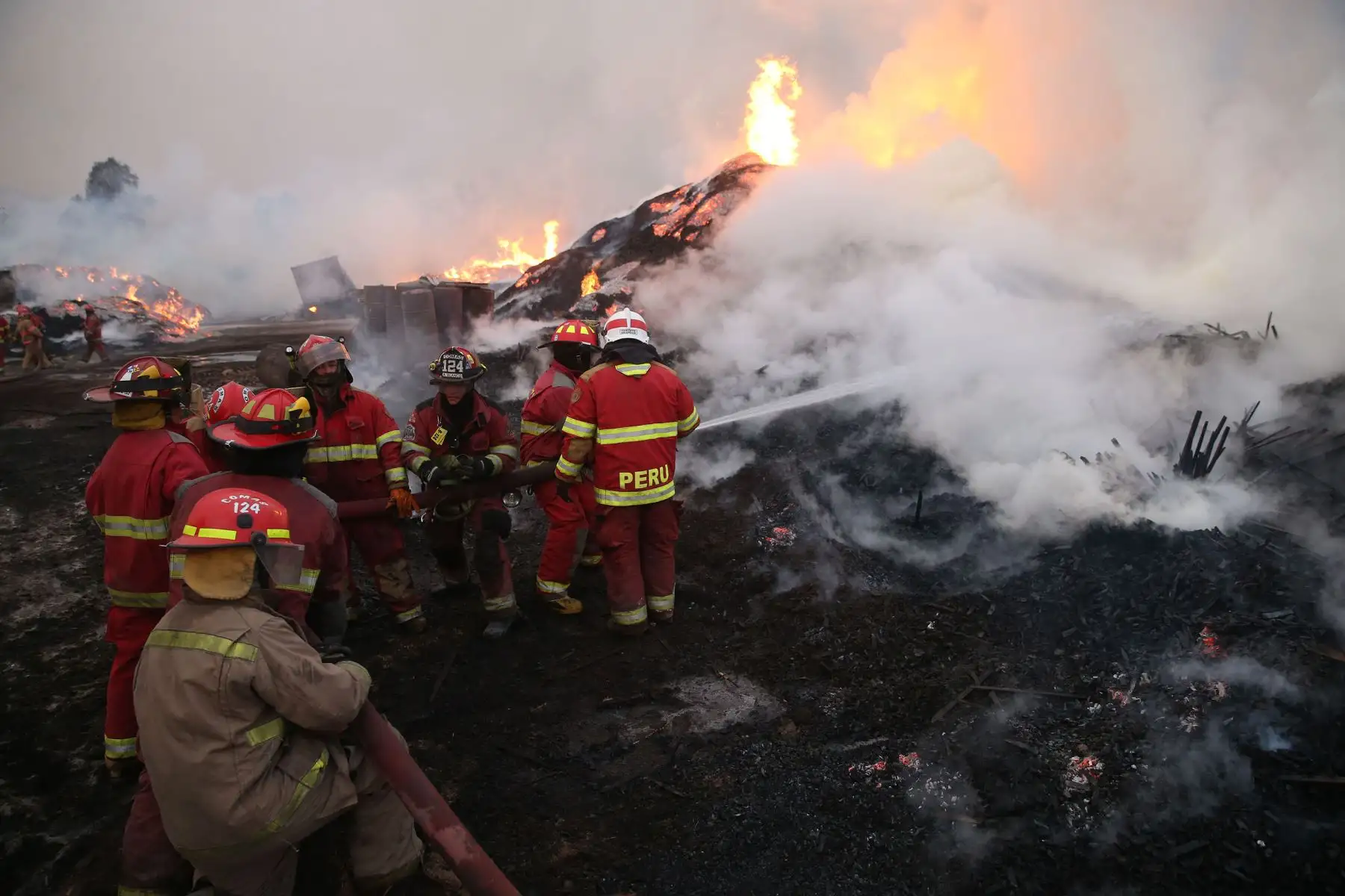 LIMA,PERÚ-ENERO 01. Incendio en deposito de Madera en Carabayllo Foto: ANDINA/Vidal Tarqui