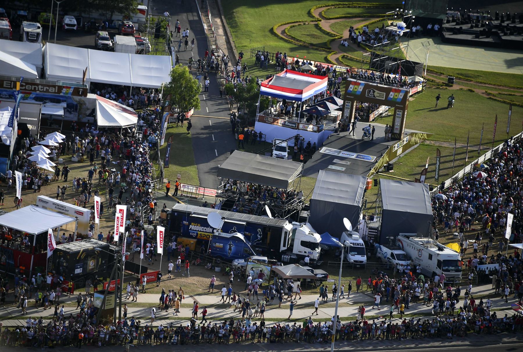 Vista aérea de la ceremonia de partida del Rally Dakar 2017 en Asunción, Paraguay. Foto: AFP