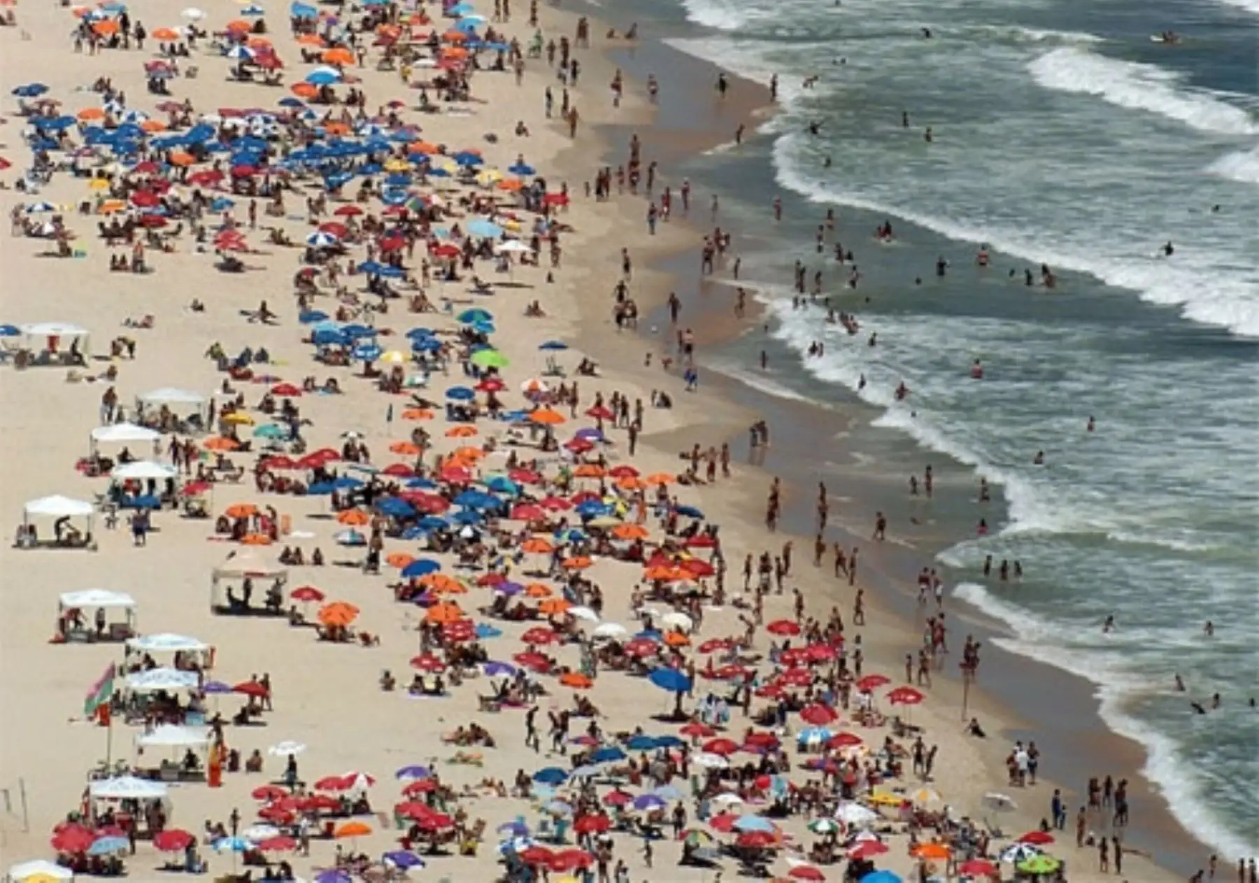 Arequipeños prefirieron las playas de Camaná para recibir el 2017. ANDINA/Archivo
