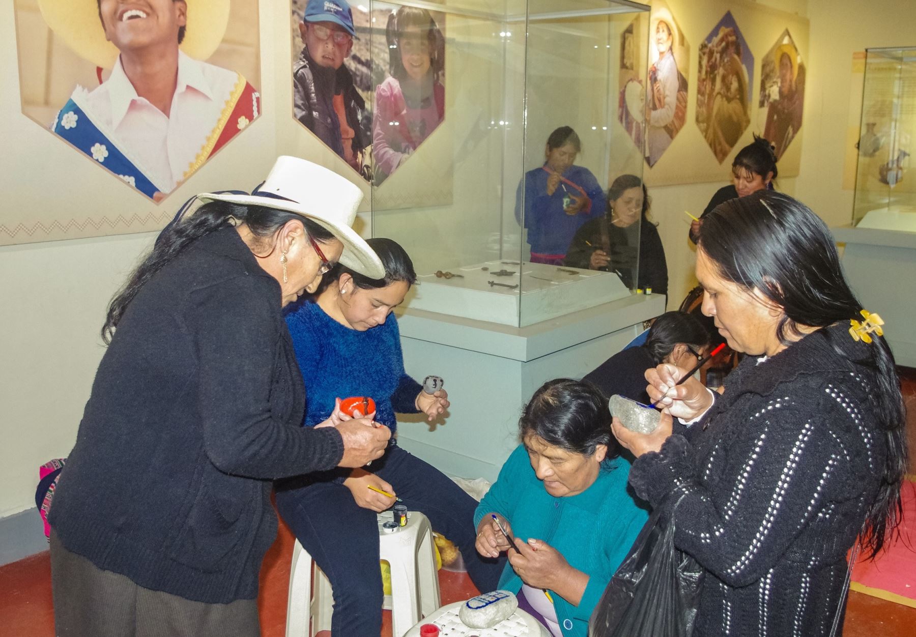 Buscan empoderar a mujeres artesanas tejedoras de Huaytará, en Huancavelica, como agentes de desarrollo.