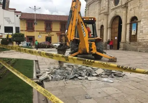 La Municipalidad Provincial de Huancayo inició los trabajos de restauración del centro histórico de Huancayo con los trabajos de retiro de las losas que se encuentran seriamente deterioradas en la Plaza de La Constitución y la restauración de la cúpula de la Catedral.