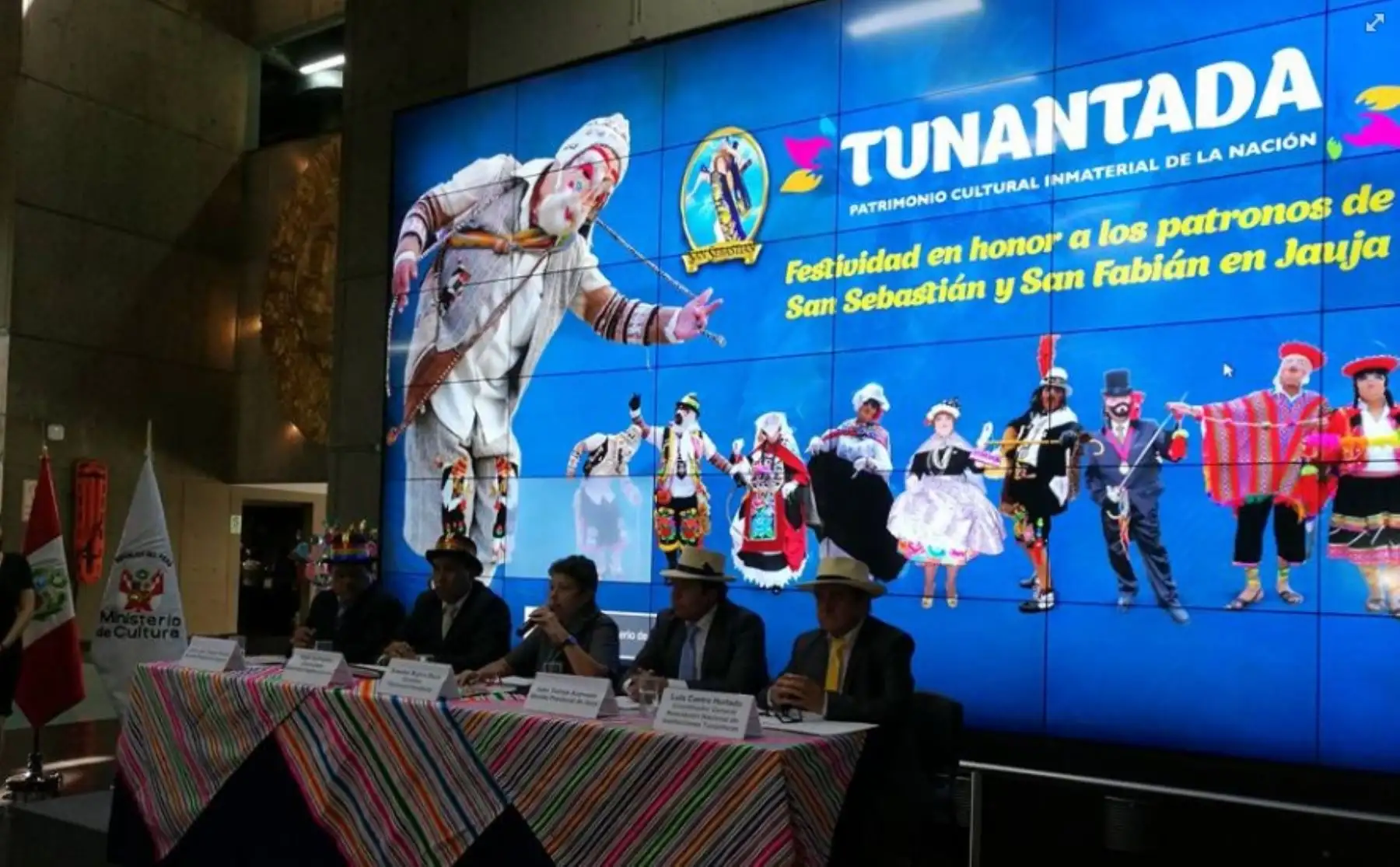 Gobernador regional de Junín, Ángel Unchupaico, presenta las festividades en honor
a los patronos de San Sebastián y San Fabián, a realizarse el próximo 20 de enero en el distrito de Yauyos, región Junín. Lo acompañan la directora de Patrimonio Cultural del Ministerio de Cultura, Soledad Mujica; el alcalde de la Municipalidad Distrital de Yauyos, José Luis Tocas Torres y el coordinador General de la Asociación Nacional de Instituciones Tunanteras de Yauyos, Luis Castro Hurtado.