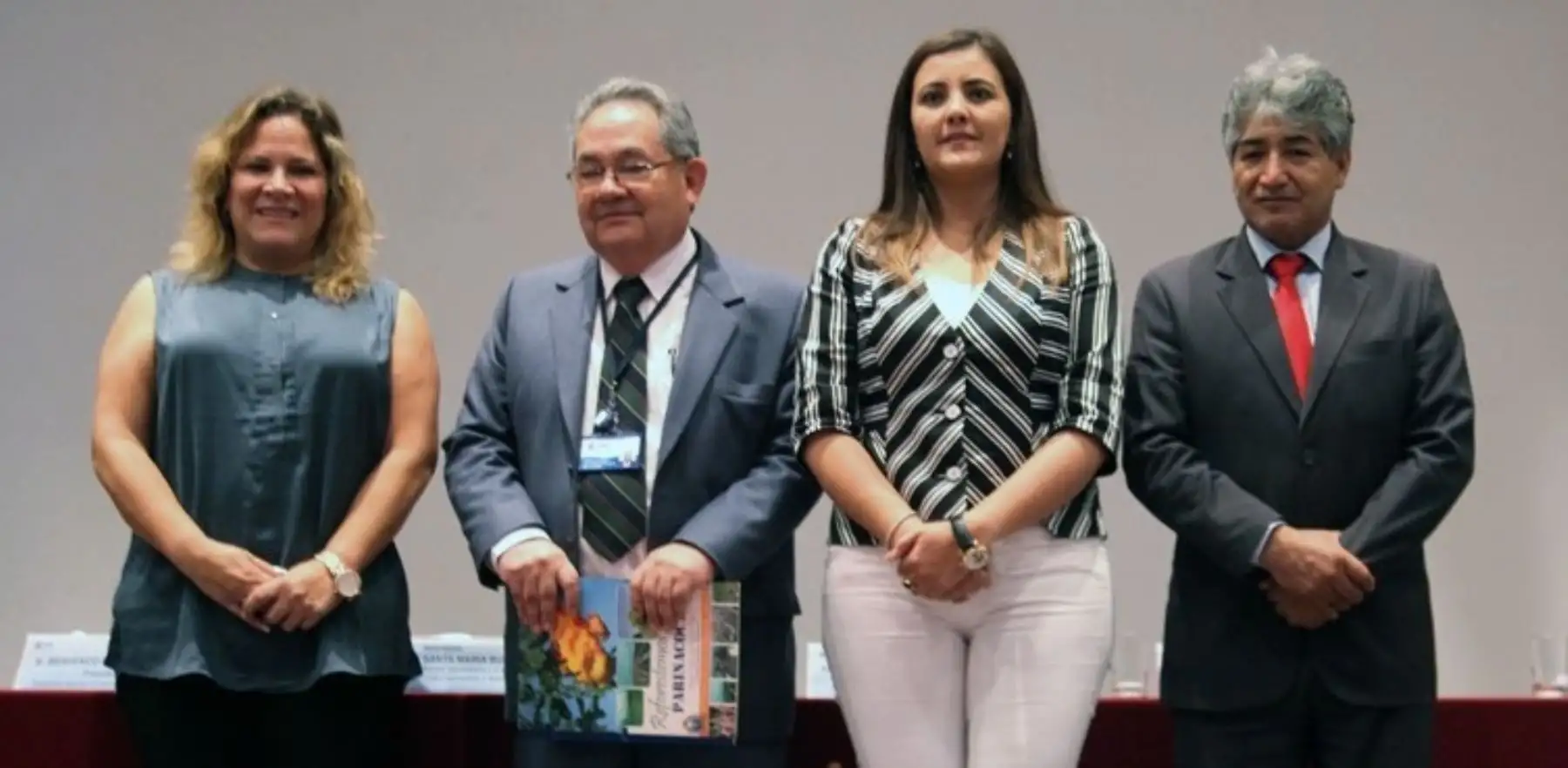 La viceministra de Desarrollo e Infraestructura Agraria y Riego, Eufrosina Santa María Rubio; el jefe de la Autoridad Nacional del Agua, Abelardo De La Torre Villanueva; y los gobernadores de Arequipa, Yamila Osorio, y de Ayacucho, Julio Sevilla.