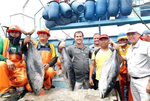 Ministro Bruno Giuffra (al centro) participa del primer desembarco de atún procedente de un navío extranjero en la Estación Naval de Paita. Foto: Produce.
