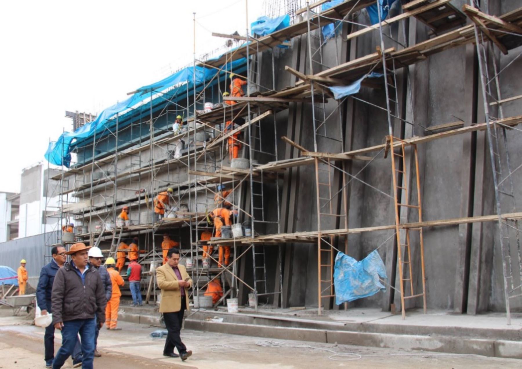Gobernador regional de Junín inspecciona ejecución de obras públicas