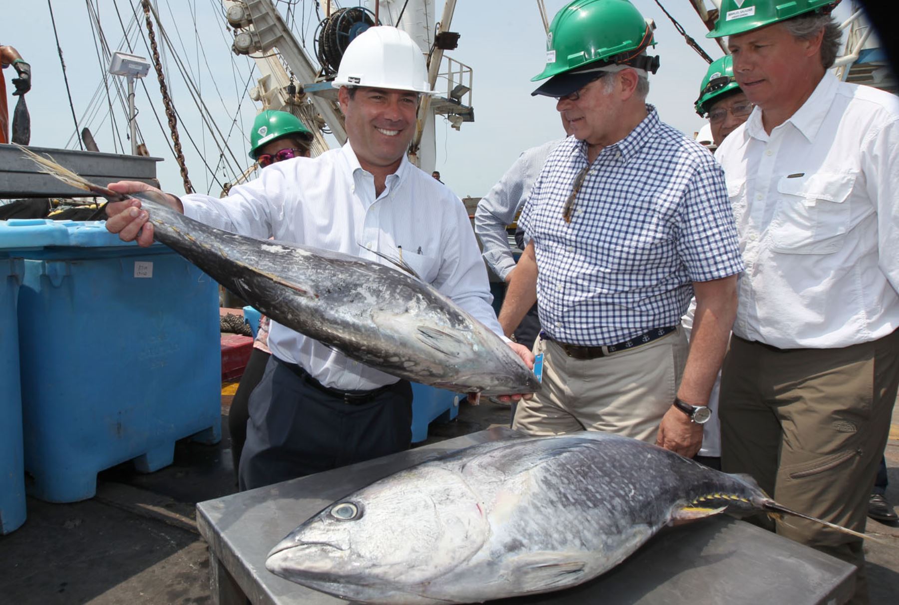 LIMA,PERÚ-ENERO 10.Ministro Bruno Giuffra,inspecciona primer desembarque de pesca de Atún capturado en mar peruano en Frontera con Chile.Foto:ANDINA/Héctor Vinces.