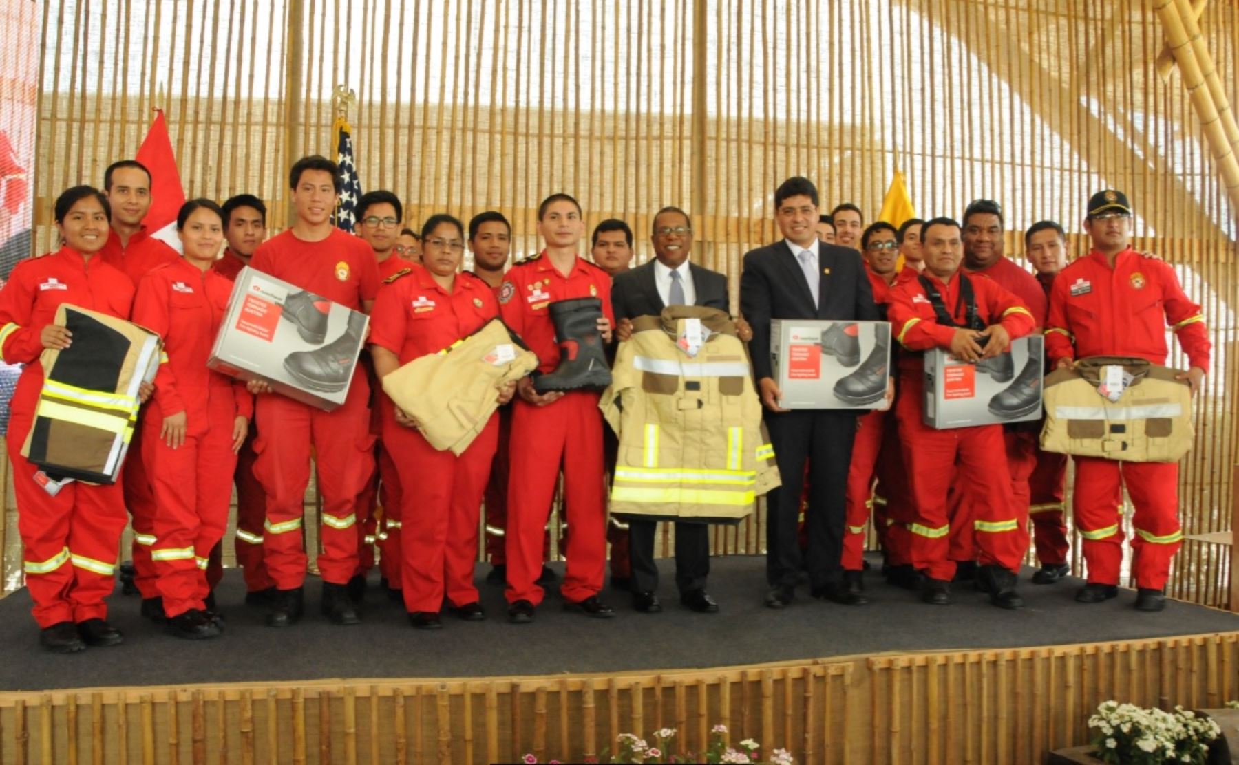 Alcalde Gómez Baca y bomberos recibiendo la donación de manos del embajador Brian A. Nichols. Foto: Difusión
