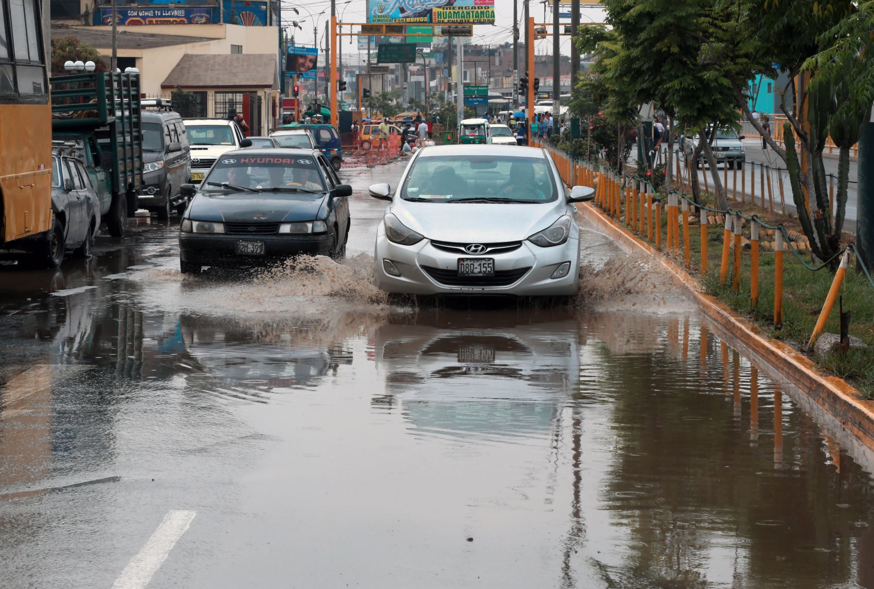 Lluvia de fuerte intensidad "inundó" diferentes distritos de Lima
